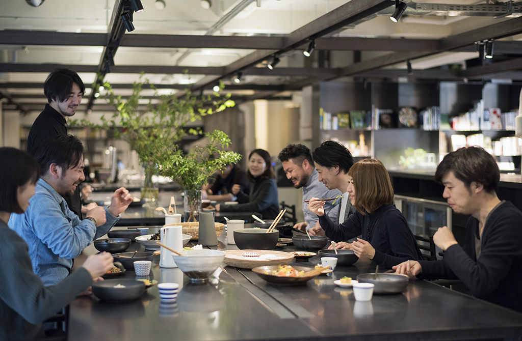 《社食堂》でのサポーズデザインオフィスの食事風景