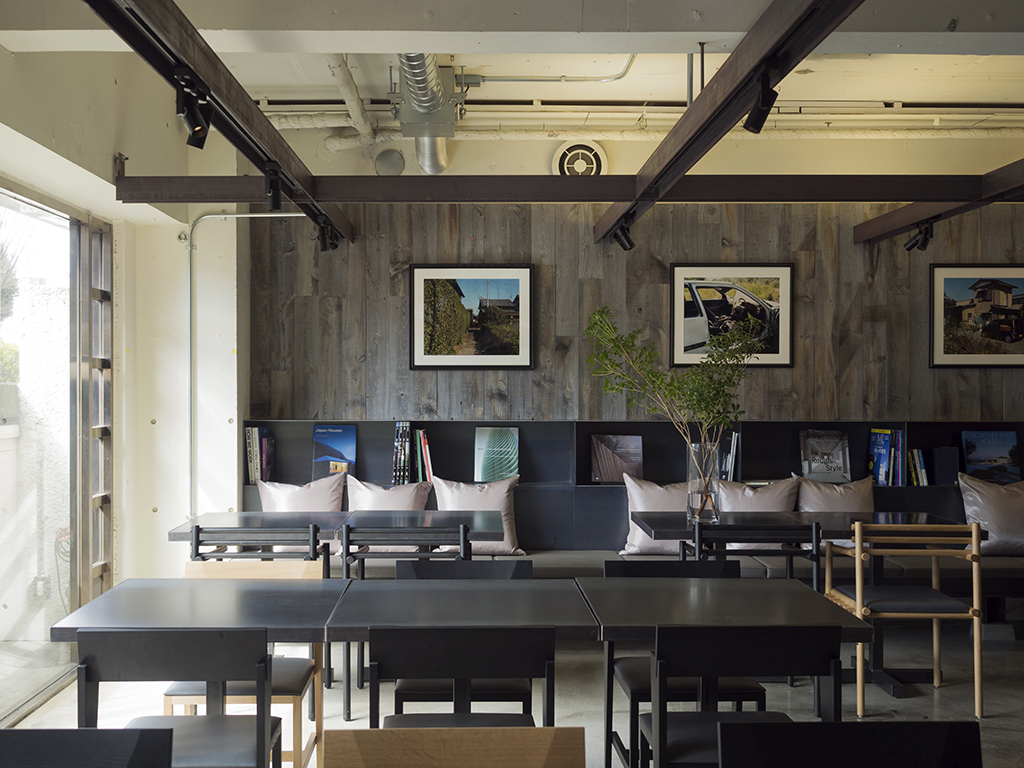 《社食堂》の座席はカフェとして一般の利用者にも開放されている