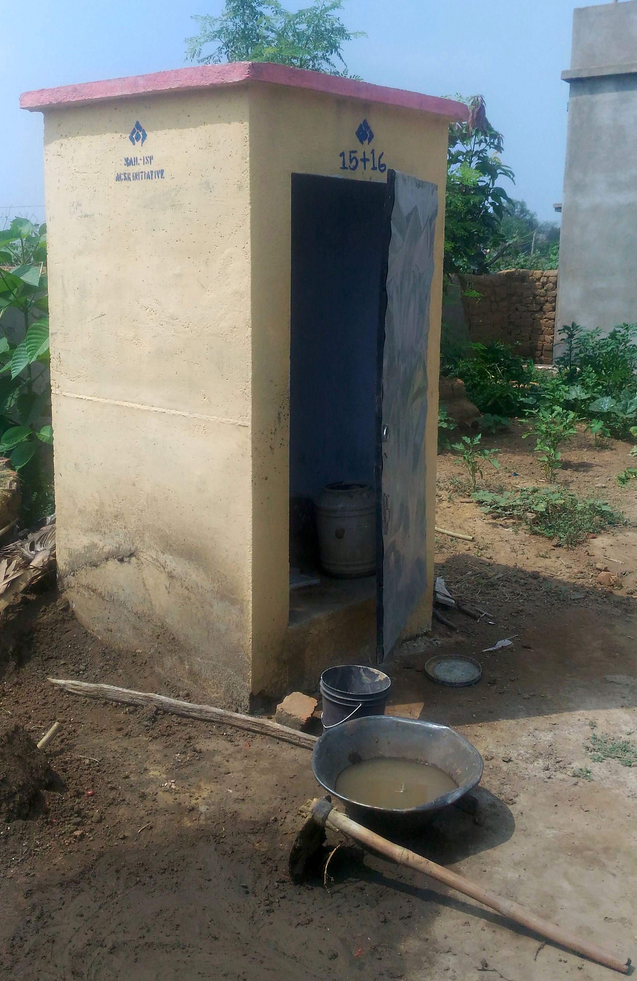 西ベンガル州アサンソルの別のサンタル族の村で最近建設されたトイレの例