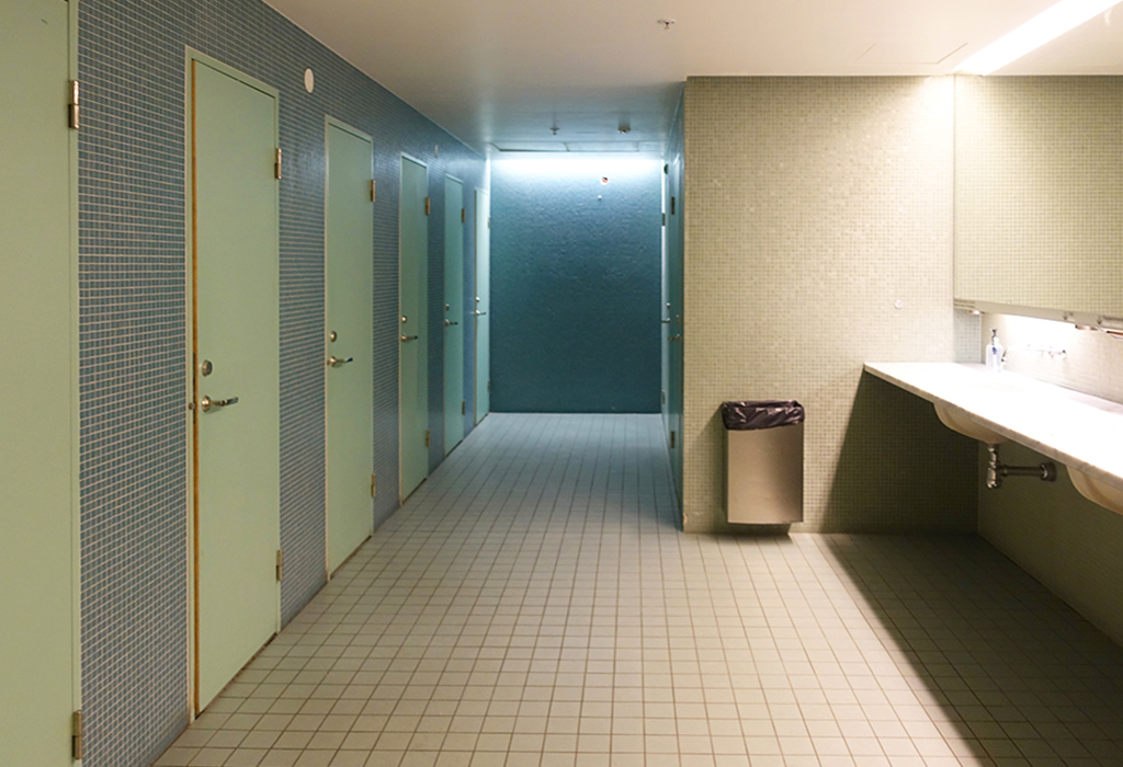 左に個室が並び、右が男女共用の手洗い場となっている