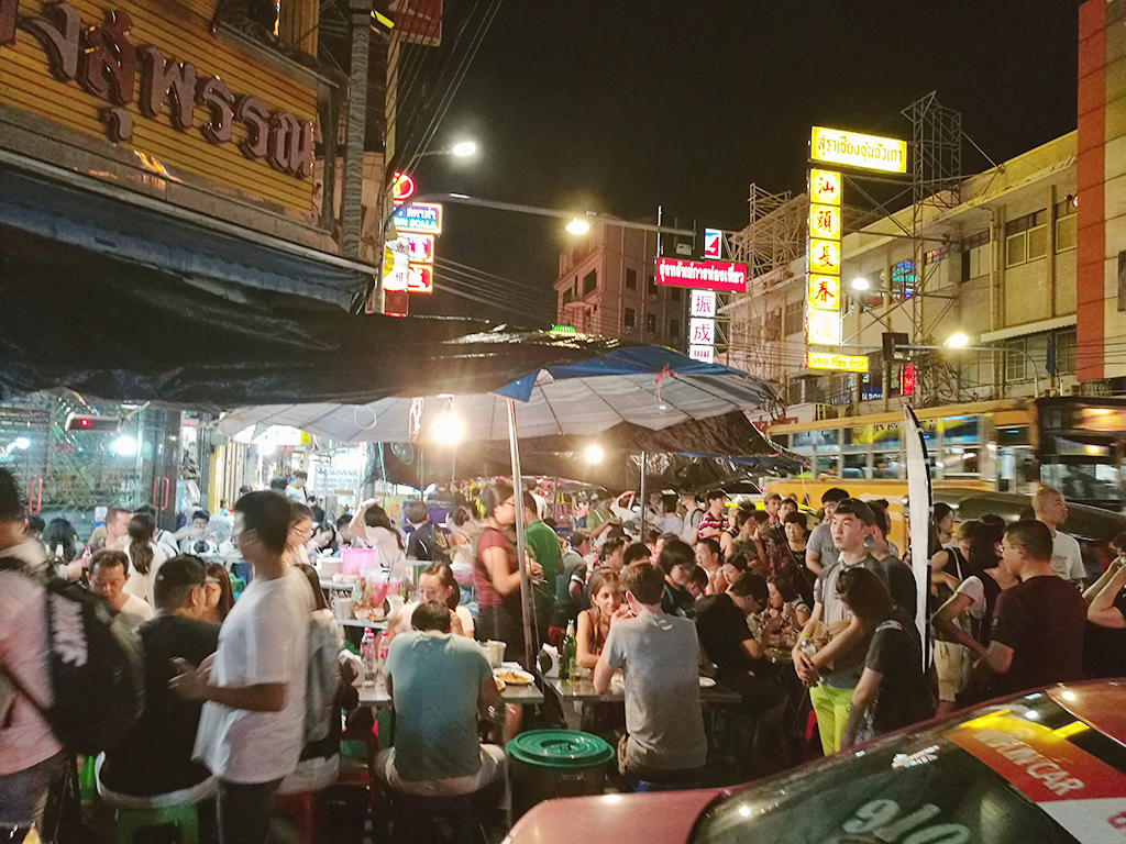 バンコクの街並み、路上にあふれる屋台
