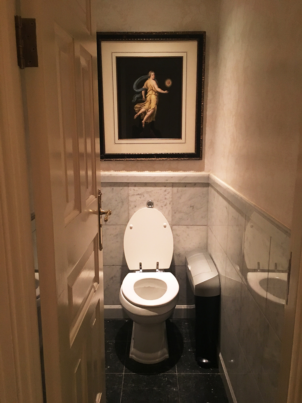 それぞれ絵画が飾られているトイレ個室