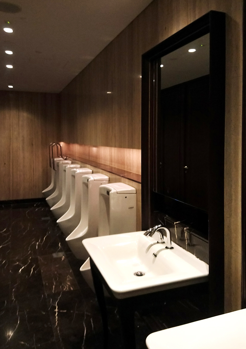 LIXIL ビジネス情報 シンガポール ── 熱帯のパブリック・トイレ天国