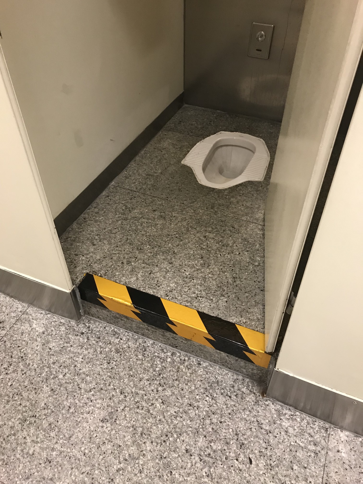 北京首都国際空港第3ターミナルの公共トイレの和式便器ブース