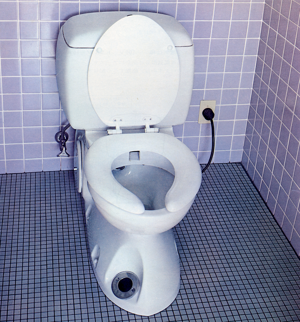 伊奈製陶（現・LIXIL）製、国産初シャワートイレ「サニタリイナ61」（1967）