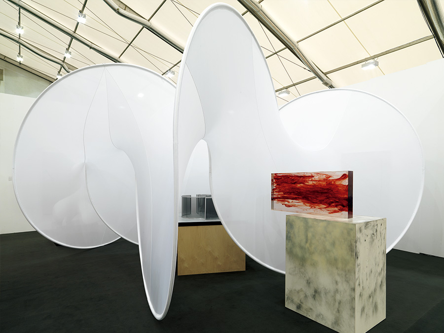 平田氏が展示デザインした2009年のFrieze Art Fairでのタカ・イシイギャラリーの展示。