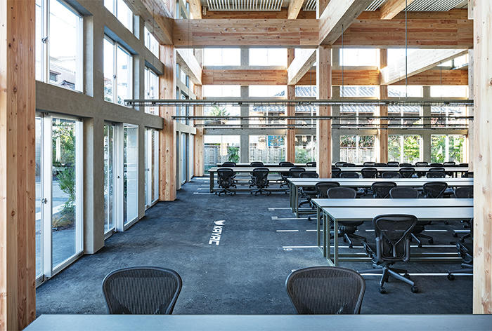 研究開発棟1階執務室。8m強の天井の高さを持つワンフロアで、木造柱や梁が空間を構成する（撮影／長谷川健太）