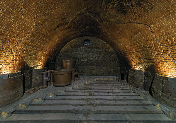 煉瓦造の窯内部。プロジェクションで窯焚きの工程を再現している。