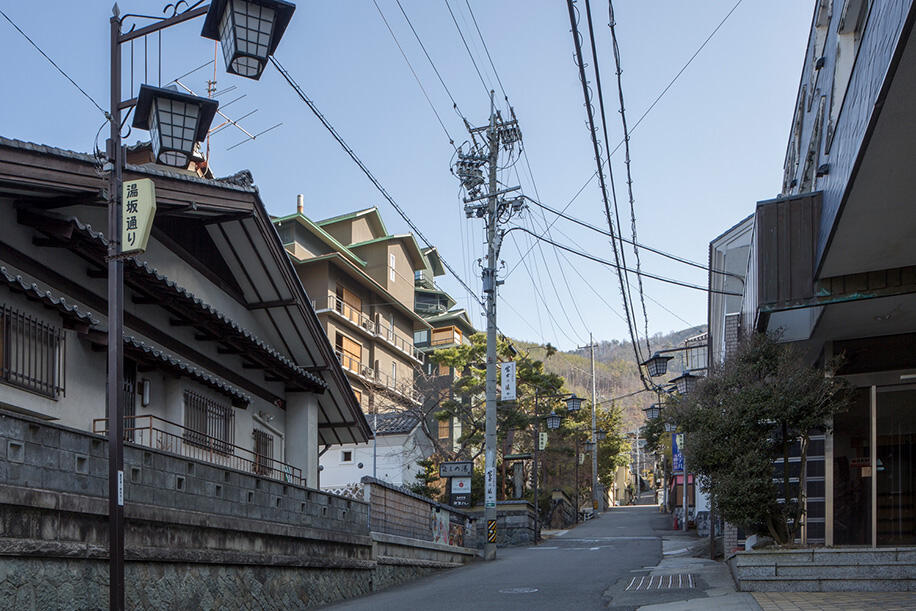 左手に「松本十帖」の建物が見える湯坂通りの風景