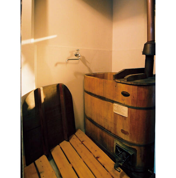 写真4：晴海高層アパートの小判型浴槽（UR都市機構・集合住宅歴史館）。 撮影：須崎文代