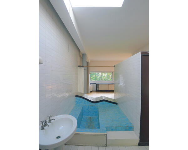 写真6：ル・コルビュジエ設計「サヴォワ邸」（1931年）の浴槽。衛生と身体への意識が見られる。 撮影：須崎文代