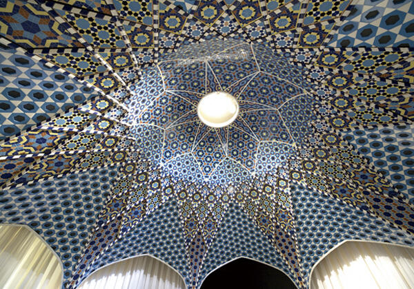 イスラームのタイル張りドーム天井の再現。