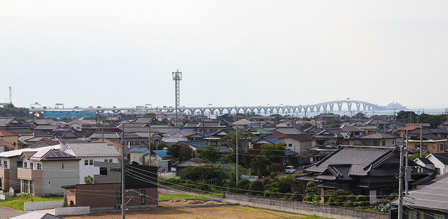 金田地域交流センター屋上からは西側に東京湾アクアラインが望める（撮影：シヲバラタク）