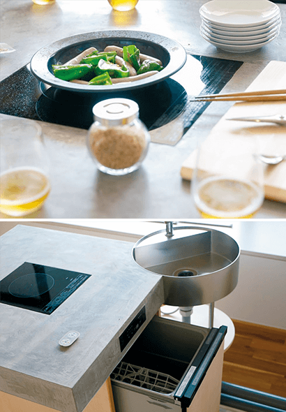 上：フライパンも兼ねる鉄製の皿。下：角に小さなシンク。下部に食洗機が収納されている。 2点提供：有賀薫