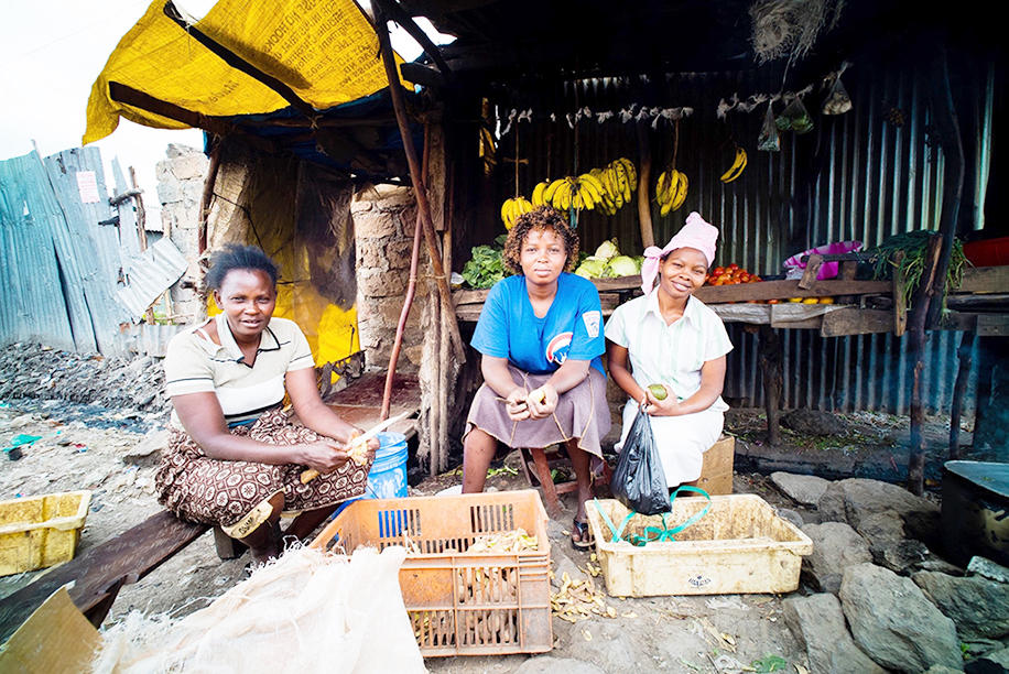 パブリック・トイレを運営する女性グループのメンバー。屋台で野菜や果物を売りながらトイレの番をする