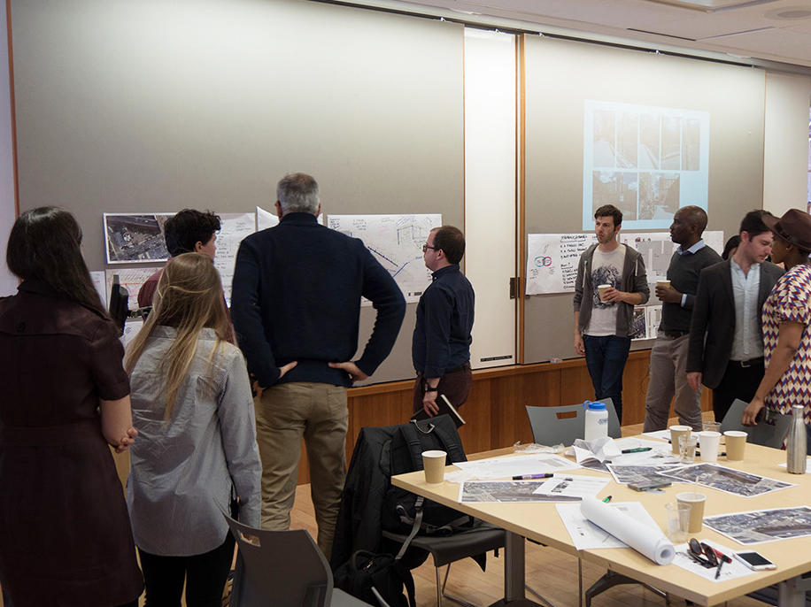米国ボストンで開催したイベント「Wikitopia Workshop」の様子。市内で働く建築家やデザイナー、近隣の大学の研究者などを交えて、ITを用いて都市の余白を活性化するさまざまなアイデアについて議論した。