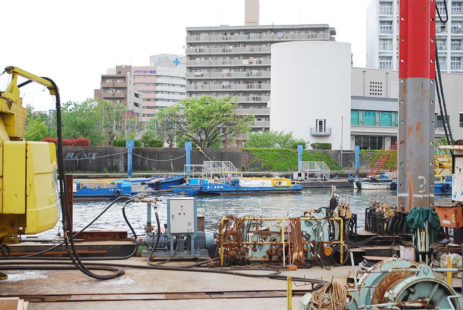 建設工事中の作業船と大阪府の清掃船