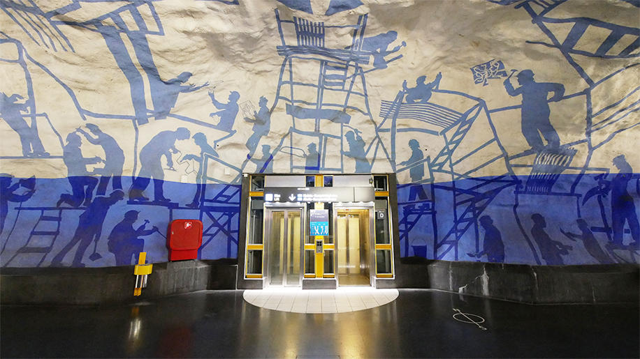 T-centralen駅の壁に埋め込まれたエレベーター