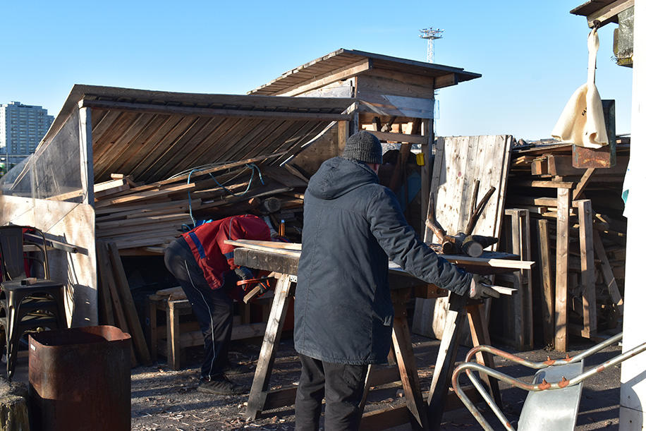 サウナの資材や燃料の薪はボランティアによって賄われ、管理されている
