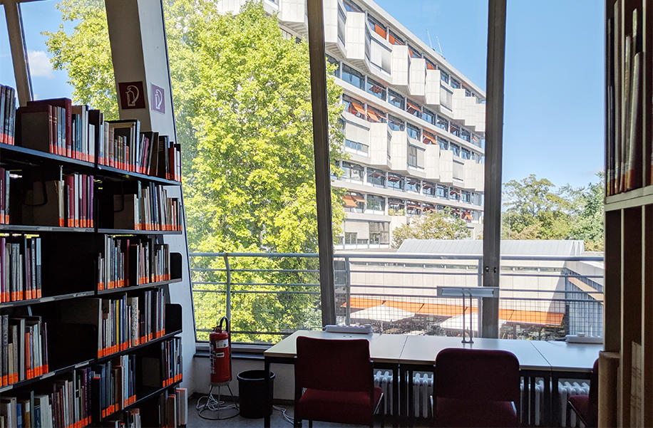 ベルリン工科大学の建築図書館からの眺める建築学専攻の校舎
