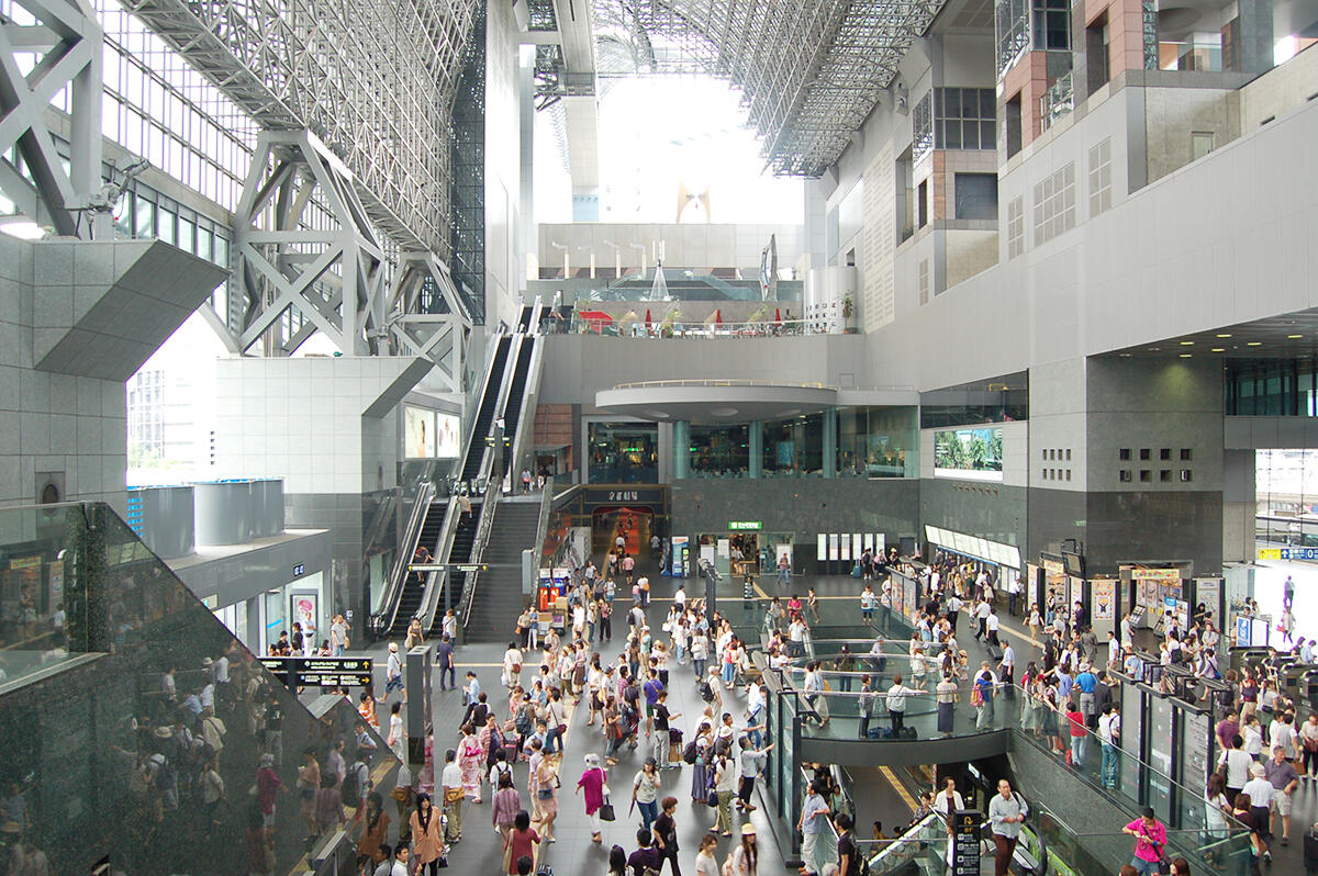 多様な場が存在する京都駅のアトリウム空間