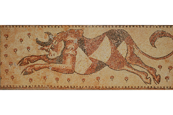 「牛豹闘争図（牛）」。天然石モザイク。シリア、4世紀。