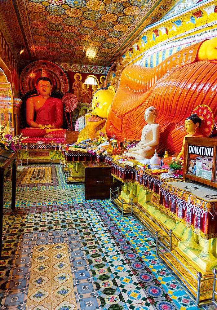 スリランカ、涅槃仏のある寺院の床を飾る和製マジョリカタイル。