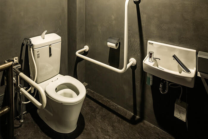 必要機能がコンパクトにデザインされた多目的トイレ