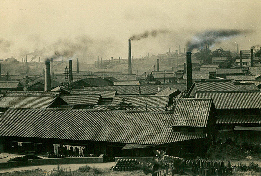 常滑駅の近くにはやきもの工場が密集していた。