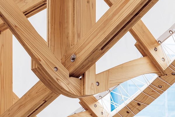 木部のジョイントは、木製パーツのめり込みによる接合と金属ボルトを併用して強度を高めている