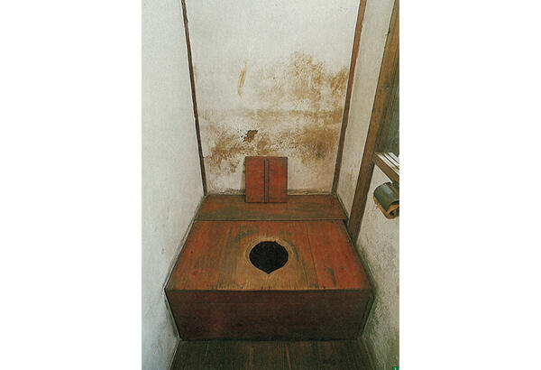 写真2：「新島襄旧邸」初期の洋風便器（『日本トイレ博物誌』）京都府京都市に現存