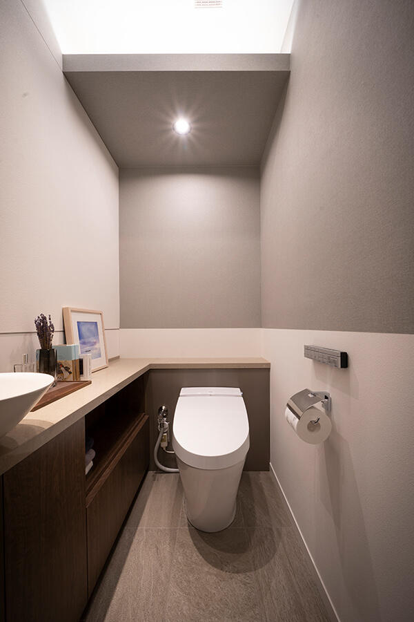 LIXIL ビジネス情報 "床浮きのトイレ"が語りかけるもの。（2ページ） ものづくり 建築・設計関連コラム