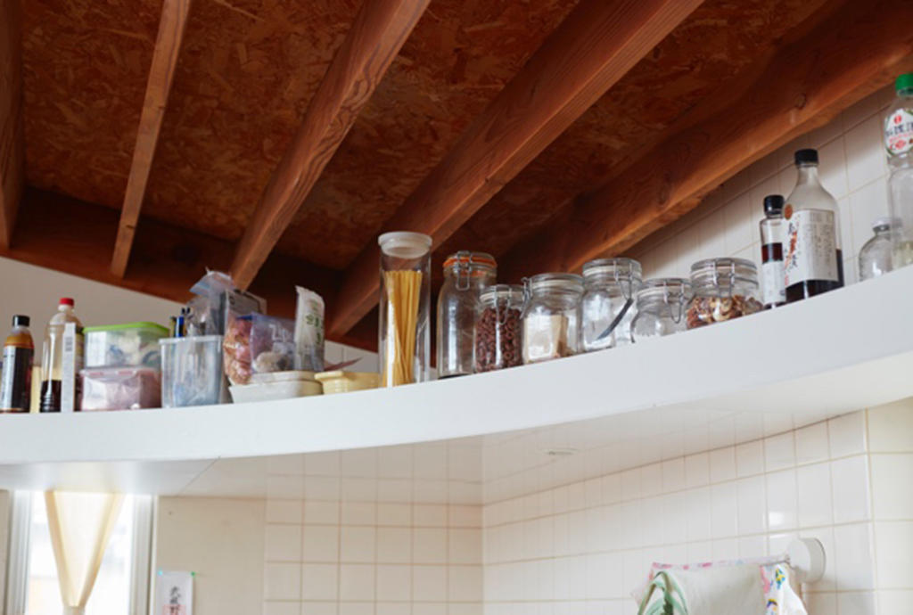 キッチンの上部は棚としても使っている。