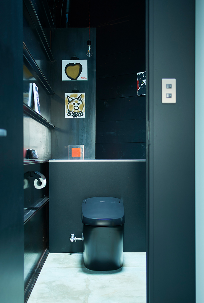 2階トイレ。室内は黒で統一されている。便器も黒色を採用。