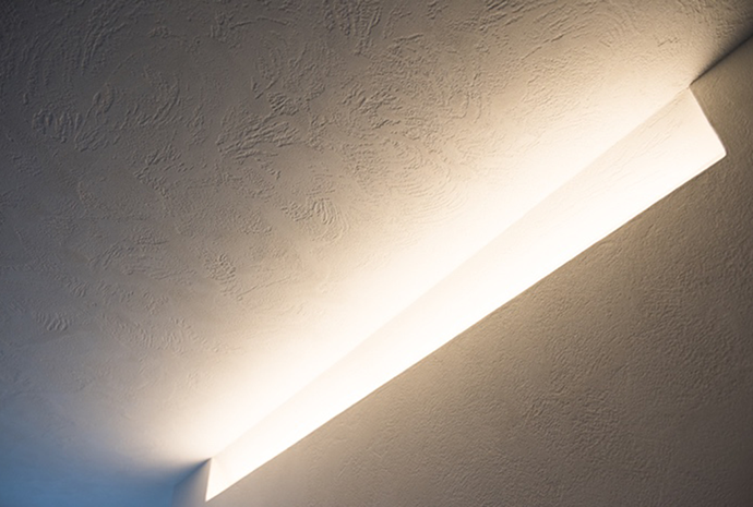 間接照明によって天井の塗り壁のテクスチャーが温かみのある雰囲気をつくっています。